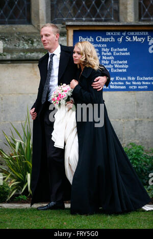 Die Hochzeit von Billie Piper und Laurence Fox an der Kirche von St. Marien in Easebourne, West Sussex .31st Dezember 2007 Credit: James Boardman / Alamy Live News Stockfoto