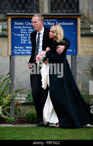 Die Hochzeit von Billie Piper und Laurence Fox an der Kirche von St. Marien in Easebourne, West Sussex .31st Dezember 2007 Credit: James Boardman / Alamy Live News Stockfoto