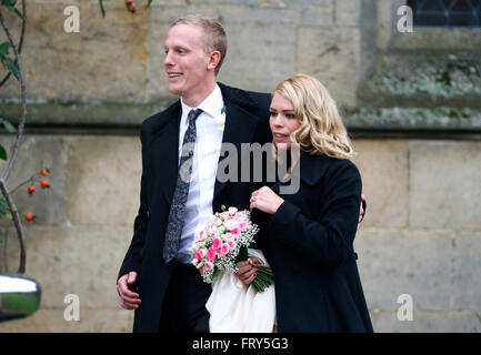 Die Hochzeit von Billie Piper und Laurence Fox an der Kirche von St. Marien in Easebourne, West Sussex .31st Dezember 2007 Credit: James Boardman / Alamy Live News Stockfoto