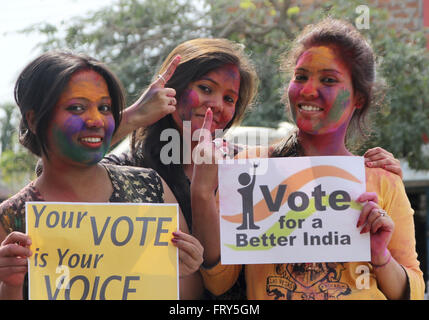 Sivasagar, Assam, Indien. 24. März 2016. Indische Mädchen posieren mit Playcards und Drang Menschen zu kommen und zu stimmen, weil sie feiert Holi, das Fest der Farben im Sivasagar Bezirk des nordöstlichen Bundesstaat Assam am 24. März 2016. Tausende von indischen Wähler wählt Gesetzgeber für die 126 Sitze in 25.000 Wahllokalen in Assam Zustand in zwei Phasen am 4. April und 11. bestritten. Bildnachweis: Luit Chaliha/ZUMA Draht/Alamy Live-Nachrichten Stockfoto