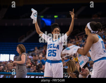 Westwood, CA. 21. Januar 2016. UCLA Bruins nach vorne (25) feiert Monique Billings, nachdem ihre Teamkollegin während eines Spiels Pac-12 zwischen den Stanford Cardinal und die UCLA Bruins an Pauley Pavilion in Westwood, Kalifornien einen drei-Punkt-Korb getroffen. UCLA besiegte Stanford 56-36. (Obligatorische Credit: Juan Lainez/MarinMedia/Cal Sport Media) © Csm/Alamy Live-Nachrichten Stockfoto
