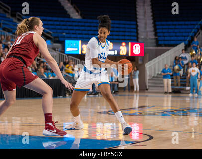 Westwood, CA. 21. Januar 2016. UCLA Bruins weiterleiten (25) Monique Billings sucht ein Mitspieler den Ball während des Spiels Pac-12 zwischen den Stanford Cardinal und die UCLA Bruins an Pauley Pavilion in Westwood, Kalifornien zu übergeben. UCLA besiegte Stanford 56-36. (Obligatorische Credit: Juan Lainez/MarinMedia/Cal Sport Media) © Csm/Alamy Live-Nachrichten Stockfoto