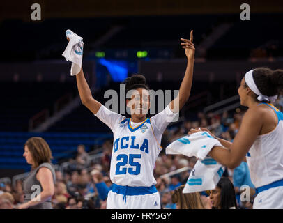 Westwood, CA. 21. Januar 2016. UCLA Bruins nach vorne (25) feiert Monique Billings, nachdem ihre Teamkollegin während eines Spiels Pac-12 zwischen den Stanford Cardinal und die UCLA Bruins an Pauley Pavilion in Westwood, Kalifornien einen drei-Punkt-Korb getroffen. UCLA besiegte Stanford 56-36. (Obligatorische Credit: Juan Lainez/MarinMedia/Cal Sport Media) © Csm/Alamy Live-Nachrichten Stockfoto