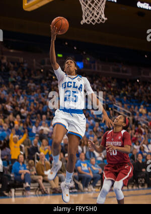 Westwood, CA. 21. Januar 2016. UCLA Bruins nach vorne (25) steigt Monique Billings für ein Laie sich während eines Spiels Pac-12 zwischen den Stanford Cardinal und die UCLA Bruins an Pauley Pavilion in Westwood, Kalifornien. UCLA besiegte Stanford 56-36. (Obligatorische Credit: Juan Lainez/MarinMedia/Cal Sport Media) © Csm/Alamy Live-Nachrichten Stockfoto