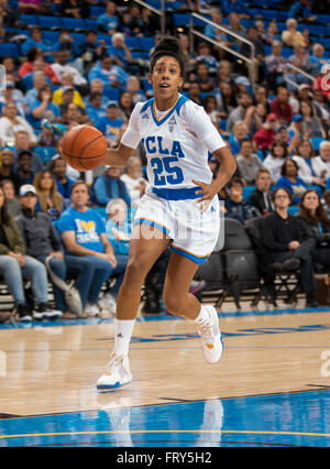 Westwood, CA. 21. Januar 2016. UCLA Bruins nach vorne (25) steigt Monique Billings für ein Laie sich während eines Spiels Pac-12 zwischen den Stanford Cardinal und die UCLA Bruins an Pauley Pavilion in Westwood, Kalifornien. UCLA besiegte Stanford 56-36. (Obligatorische Credit: Juan Lainez/MarinMedia/Cal Sport Media) © Csm/Alamy Live-Nachrichten Stockfoto