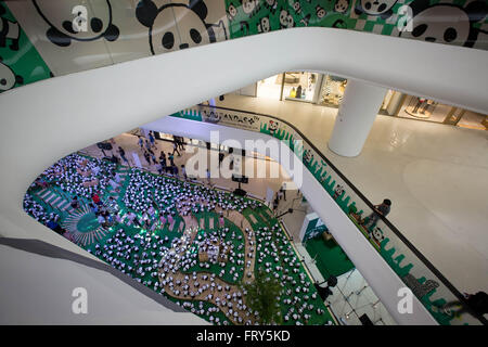 Bangkok, Bangkok, Thailand. 24. März 2016. Die "1600 Pandas TH Flash Mobs" Ausstellung es macht letzten Auftritt auf der zentralen Botschaft Einkaufszentrum in Bangkok, Thailand, am 24. März 2016. Vorgestellt und des französischen Künstlers Paulo Grangeon, ist die 1600 Papier Pappmaché Pandas eine Botschaft der Erhaltung und nachhaltigen über die letzten 1600 Pandas in freier Wildbahn. © Guillaume Payen/ZUMA Draht/Alamy Live-Nachrichten Stockfoto