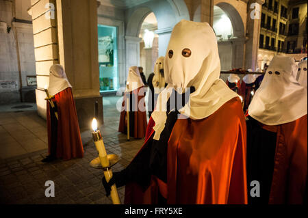 Santander, Spanien. 23. März 2016.  Die Prozession des Heiligen Barmherzigkeit strömt durch die Straßen von Santander in der Nacht des Heiligen Mittwoch Credit: JOAQUIN GOMEZ SASTRE/Alamy Live News Stockfoto