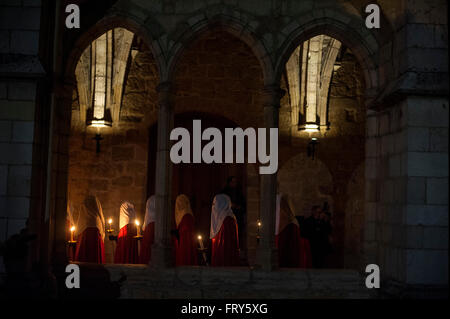 Santander, Spanien. 23. März 2016.  Nazarener der Bruderschaft des Heiligen Trauerzug machte die Gnade in den Kreuzgang der Kathedrale von Santander Kredit: JOAQUIN GOMEZ SASTRE/Alamy Live News Stockfoto