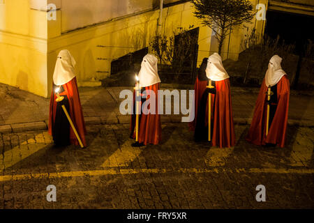 Santander, Spanien. 23. März 2016.    Einige Nazarener der Bruderschaft der Heiligen Bestattung nächtliche Prozession der Barmherzigkeit in Santander Kredit: JOAQUIN GOMEZ SASTRE/Alamy Live News Stockfoto