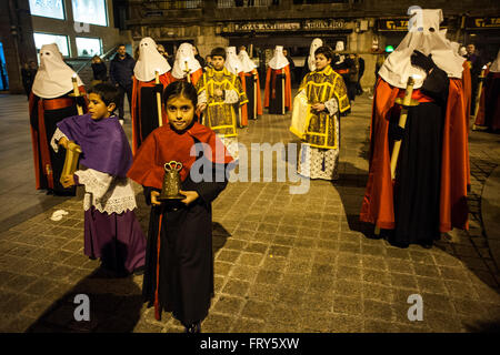 Santander, Spanien. 23. März 2016.  Die Prozession des Heiligen Barmherzigkeit strömt durch die Straßen von Santander in der Nacht des Heiligen Mittwoch, Kinder nehmen auch Kreditkarten: JOAQUIN GOMEZ SASTRE/Alamy Live News Stockfoto