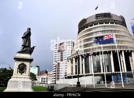 Wellington. 24. März 2016. Foto aufgenommen am 24. März 2016 zeigt aktuelle Nationalflagge Neuseelands vor dem Parlamentsgebäude in Wellington, der Hauptstadt von Neuseeland. Neuseeländer haben dafür gestimmt, halten den britischen Union Jack in ihrer Nationalflagge Premierminister John Key Gebot für einen Wechsel zu einem silbernen Farn-Design in ein Referendum, das Donnerstag geschlossen zurück. © Su Liang/Xinhua/Alamy Live-Nachrichten Stockfoto