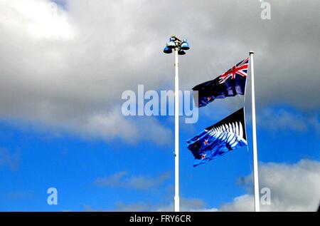 Wellington. 10. März 2016. Foto aufgenommen am 10. März 2016 zeigt aktuelle Nationalflagge Neuseelands (oben) und die Alternative bietet auf dem internationalen Flughafen in Auckland, Neuseeland. Neuseeländer haben dafür gestimmt, halten den britischen Union Jack in ihrer Nationalflagge Premierminister John Key Gebot für einen Wechsel zu einem silbernen Farn-Design in ein Referendum, das Donnerstag geschlossen zurück. © Su Liang/Xinhua/Alamy Live-Nachrichten Stockfoto