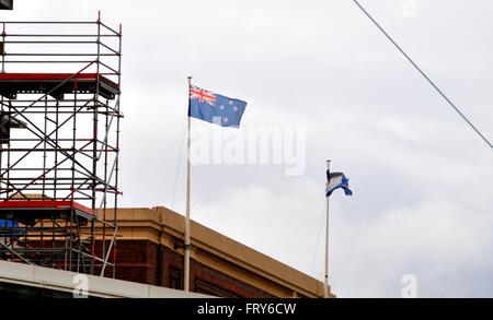 Wellington. 24. März 2016. Foto aufgenommen am 24. März 2016 zeigt aktuelle Nationalflagge Neuseelands (L) und die Alternative bietet am Bahnhof in Wellington, der Hauptstadt von Neuseeland. Neuseeländer haben dafür gestimmt, halten den britischen Union Jack in ihrer Nationalflagge Premierminister John Key Gebot für einen Wechsel zu einem silbernen Farn-Design in ein Referendum, das Donnerstag geschlossen zurück. © Su Liang/Xinhua/Alamy Live-Nachrichten Stockfoto