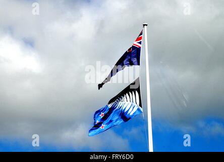 Wellington. 10. März 2016. Foto aufgenommen am 10. März 2016 zeigt aktuelle Nationalflagge Neuseelands (oben) und die Alternative bietet auf dem internationalen Flughafen in Auckland, Neuseeland. Neuseeländer haben dafür gestimmt, halten den britischen Union Jack in ihrer Nationalflagge Premierminister John Key Gebot für einen Wechsel zu einem silbernen Farn-Design in ein Referendum, das Donnerstag geschlossen zurück. © Su Liang/Xinhua/Alamy Live-Nachrichten Stockfoto