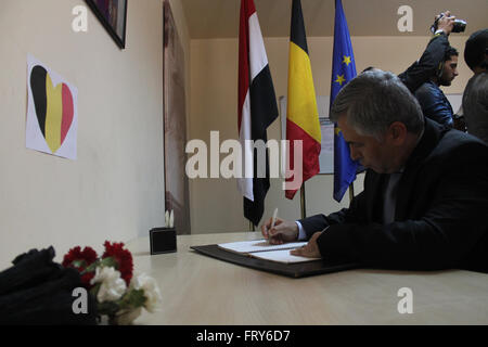 Kairo, Ägypten. 24. März 2016. Botschafter eines im Ausland bieten Trost in der Botschaft belgischen Kairo © Fayed El-Geziry/ZUMA Draht/Alamy Live News Stockfoto