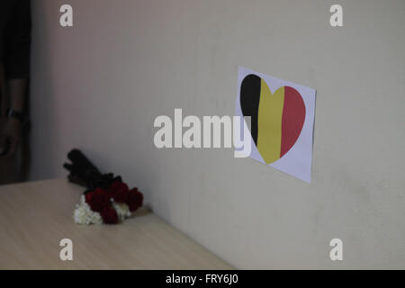 Kairo, Ägypten. 24. März 2016. Flagge von Belgien mit einigen Blumen auf dem belgischen Botschafter-Büro in Kairo © Fayed El-Geziry/ZUMA Draht/Alamy Live News Stockfoto