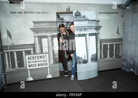 Berlin, Deutschland. 24. März 2016. Zeitzeugen Peter Barsch (L) und Markus Wiehler, die beide "Republik-Flüchtlinge" in der DDR genannt wurden, stehen die nächsten Fotos von der ehemaligen Grenze am Brandenburger Tor in der Ausstellung in der neuen Berliner Mauermuseum in Berlin, Deutschland, 24. März 2016. Ab 26. März 2016, erleben Besucher die Geschichte und der Fall der Berliner Mauer als Teil einer multimedialen Ausstellung zwischen der East Side Gallery und Oberbaumbrücke. Foto: Jörg CARSTENSEN/Dpa/Alamy Live News Stockfoto