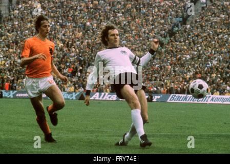 Deutscher Fußballspieler Franz Beckenbauer (rechts, Deutschland) und Holländer Johan Cruyff in Aktion während 1974 FIFA World Cup-Finale Spiel Deutschland Vs Niederlande am 7. Juli 1974 in München. Deutschland gewann das Spiel 2:1 gegen die Niederlande vor 80,000 Zuschauer und wurde damit Weltmeister zum zweiten Mal nach 1954. Stockfoto