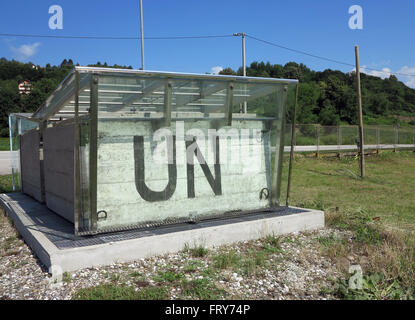 Srebrenica, Bosnien und Herzegowina. 19. Juni 2015. Zement-Blöcke am Eingang des ehemaligen Hauptquartiers der niederländischen UN-Soldaten in Srebrenica, Bosnien und Herzegowina, 19. Juni 2015. Foto: Thomas Brey, Dpa/Alamy Live News Stockfoto