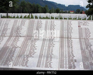 Srebrenica, Bosnien und Herzegowina. 19. Juni 2015. Namen der Opfer, geschnitzt aus Marmor, an den Genozid-Denkmal in der Nähe von Srebrenica, Bosnien und Herzegowina, 19. Juni 2015. Foto: Homas Brey/Dpa/Alamy Live News Stockfoto