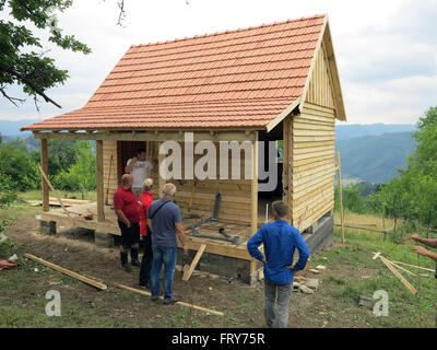 Srebrenica, Bosnien und Herzegowina. 19. Juni 2015. Holzhäuser von der österreichischen Organisation "Bauern helfen Bauern" in Srebrenica, Bosnien und Herzegowina, 19. Juni 2015. Foto: Thomas Brey, Dpa/Alamy Live News Stockfoto