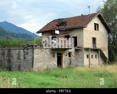 Srebrenica, Bosnien und Herzegowina. 19. Juni 2015. Ein Haus, das während des Krieges in Srebrenica, Bosnien und Herzegowina, 19. Juni 2015 zerstört wurde. Foto: Thomas Brey, Dpa/Alamy Live News Stockfoto