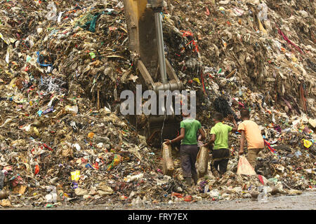 Dhaka, Bangladesch. 24. März, 2016. Kind Abfälle Picker Wählen die nicht biologisch abbaubare Abfälle für die Recyclingindustrie in Dump Yard in Dhaka verwendet werden. Es ist ein Ort, der sich garantiert Verwüstung mit den olfaktorischen Drüsen der Passanten zu spielen. Die unschönen Land mit nichts als Müll, die sich über ein riesiges Gebiet, Schwindel und eine pulsierende Kopfschmerzen in eine durchschnittliche Person mit in ein paar Minuten induzieren. Stockfoto