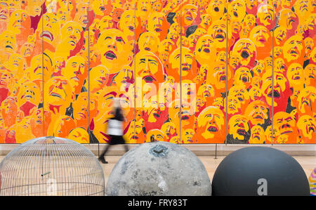 München, Deutschland. 24. März 2016. Eine Frau geht vorbei ein unbenanntes Bild von Fang Lijun in der Ausstellung "eine Geschichte: zeitgenössische Kunst aus dem Centre Pompidou" im Haus der Geschichte in München, Deutschland, 24. März 2016. Das Museum präsentiert 160 Werke von mehr als 100 Künstlern aus der Sammlung des Centre Pompidou in Paris, Frankreich, von 25 März bis 4. September 2016. Foto: SVEN HOPPE/Dpa/Alamy Live News Stockfoto