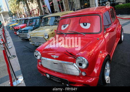 Dubai, Vereinigte Arabische Emirate. 24. März 2016. Viele individuelle Minis auf dem Display am Eröffnungstag der 2016 Emirates Classic Car Festival in Downtown Dubai Credit: Iain Masterton/Alamy Live News Stockfoto