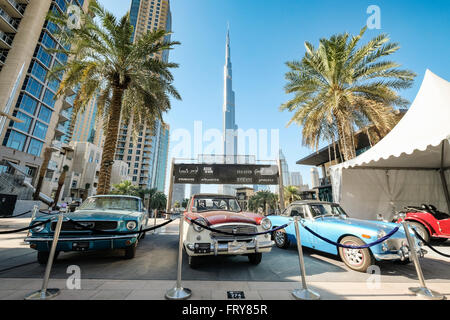 Dubai, Vereinigte Arabische Emirate. 24. März 2016. Autos auf dem Display vor Burj Khalifa am Eröffnungstag der 2016 Emirates Classic Car Festival in Downtown Dubai Vereinigte Arabische Emirate-Credit: Iain Masterton/Alamy Live News Stockfoto