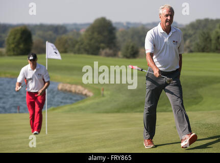 Ein Datei-Bild vom 18. September 2014 zeigt deutsche Fußball-Legende Franz Beckenbauer (L) und den Niederlanden ehemaliger Fußballspieler Johan Cryuff beim Golfturnier "Winston Senior Open" in Gneven, Deutschland. Foto: AXEL HEIMKEN/dpa Stockfoto