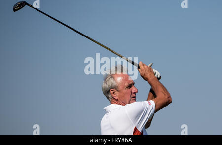 Ein Datei-Bild vom 18. September 2014 zeigt niederländische ehemaliger Fußballspieler Johan Cryuff auffällig einen Ball an Winston Senior Open Golfturnier in Gneven, Deutschland. Foto: AXEL HEIMKEN/dpa Stockfoto