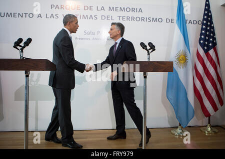 Buenos Aires, Argentinien. 24. März 2016. Argentiniens President Mauricio Macri (R) schüttelt Hände mit US-Präsident Barack Obama am Ende einer gemeinsamen Pressekonferenz im Speicher-Park, in dem sie die Achtung der Menschenrechte, in Buenos Aires, Hauptstadt von Argentinien, 24. März 2016 bezeichnet. Bildnachweis: Martin Zabala/Xinhua/Alamy Live-Nachrichten Stockfoto