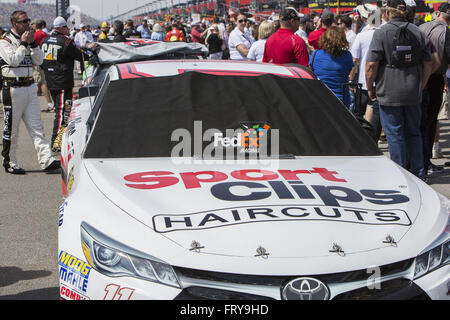 Fontana, Kalifornien, USA. 20. März 2016. FONTANA, Kalifornien - März 20: Einen Überblick über die Atmosphäre im NASCAR Sprint Cup Series Auto Club 400 auf Auto Club Speedway am 20. März 2016 in Fontana, Kalifornien. © Daniel Knighton/ZUMA Draht/Alamy Live-Nachrichten Stockfoto