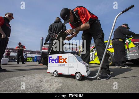 Fontana, Kalifornien, USA. 20. März 2016. FONTANA, Kalifornien - März 20: Einen Überblick über die Atmosphäre im NASCAR Sprint Cup Series Auto Club 400 auf Auto Club Speedway am 20. März 2016 in Fontana, Kalifornien. © Daniel Knighton/ZUMA Draht/Alamy Live-Nachrichten Stockfoto