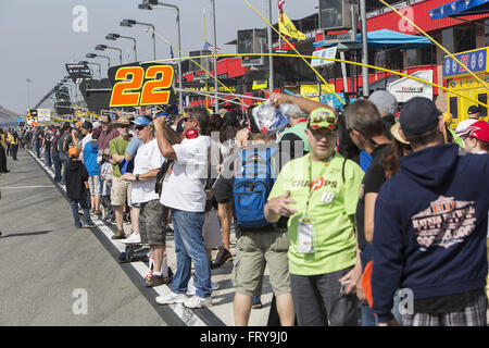 Fontana, Kalifornien, USA. 20. März 2016. FONTANA, Kalifornien - März 20: Einen Überblick über die Atmosphäre im NASCAR Sprint Cup Series Auto Club 400 auf Auto Club Speedway am 20. März 2016 in Fontana, Kalifornien. © Daniel Knighton/ZUMA Draht/Alamy Live-Nachrichten Stockfoto