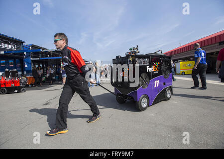 Fontana, Kalifornien, USA. 20. März 2016. FONTANA, Kalifornien - März 20: Einen Überblick über die Atmosphäre im NASCAR Sprint Cup Series Auto Club 400 auf Auto Club Speedway am 20. März 2016 in Fontana, Kalifornien. © Daniel Knighton/ZUMA Draht/Alamy Live-Nachrichten Stockfoto