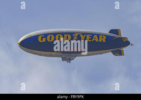 Fontana, Kalifornien, USA. 20. März 2016. FONTANA, Kalifornien - März 20: The Goodyear Blimp fliegt über die NASCAR Sprint Cup Serie Auto Club 400 auf Auto Club Speedway am 20. März 2016 in Fontana, Kalifornien. © Daniel Knighton/ZUMA Draht/Alamy Live-Nachrichten Stockfoto