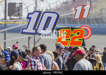 Fontana, Kalifornien, USA. 20. März 2016. FONTANA, Kalifornien - März 20: Einen Überblick über die Atmosphäre im NASCAR Sprint Cup Series Auto Club 400 auf Auto Club Speedway am 20. März 2016 in Fontana, Kalifornien. © Daniel Knighton/ZUMA Draht/Alamy Live-Nachrichten Stockfoto