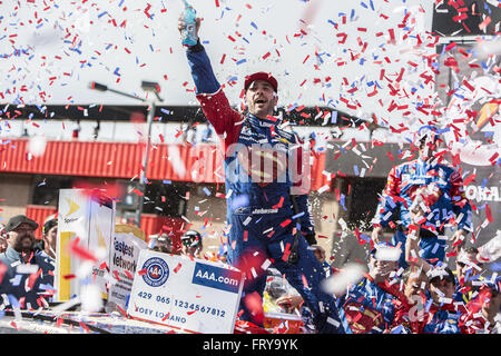 Fontana, Kalifornien, USA. 20. März 2016. JIMMIE JOHNSON, Treiber von des #48 Lowes / Superman Chevrolet feiert in Victory Lane nach seinem Sieg die NASCAR Sprint Cup Serie Auto Club 400 auf Auto Club Speedway. © Daniel Knighton/ZUMA Draht/Alamy Live-Nachrichten Stockfoto