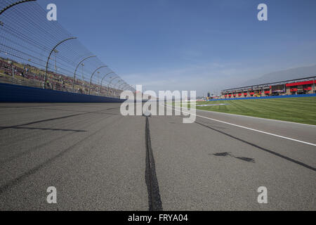 Fontana, Kalifornien, USA. 20. März 2016. FONTANA, Kalifornien - März 20: Einen Überblick über die Atmosphäre im NASCAR Sprint Cup Series Auto Club 400 auf Auto Club Speedway am 20. März 2016 in Fontana, Kalifornien. © Daniel Knighton/ZUMA Draht/Alamy Live-Nachrichten Stockfoto