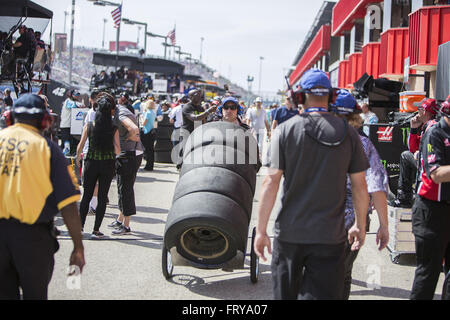 Fontana, Kalifornien, USA. 20. März 2016. FONTANA, Kalifornien - März 20: Einen Überblick über die Atmosphäre im NASCAR Sprint Cup Series Auto Club 400 auf Auto Club Speedway am 20. März 2016 in Fontana, Kalifornien. © Daniel Knighton/ZUMA Draht/Alamy Live-Nachrichten Stockfoto