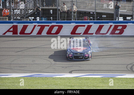 Fontana, Kalifornien, USA. 20. März 2016. JIMMIE JOHNSON, Treiber von des #48 Lowes / Superman Chevrolet feiert die NASCAR Sprint Cup Serie Auto Club 400 auf Auto Club Speedway zu gewinnen. © Daniel Knighton/ZUMA Draht/Alamy Live-Nachrichten Stockfoto