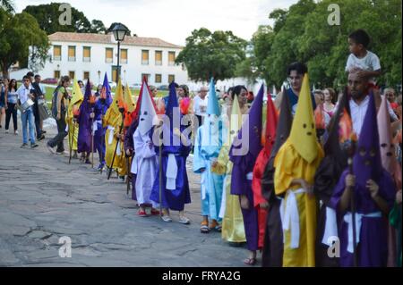 Gekleidet als mit Kapuze Farricocos Kinder nehmen an einer religiösen Prozession, bekannt als die Prozession Fackeln in der Karwoche 23. März 2016 in Goias, Brasilien. Die Prozession symbolisiert die Suche und die Verhaftung von Christus und die Farricocos stellen die römischen Soldaten. Stockfoto