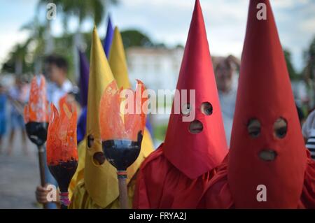 Gekleidet als mit Kapuze Farricocos Kinder nehmen an einer religiösen Prozession, bekannt als die Prozession Fackeln in der Karwoche 23. März 2016 in Goias, Brasilien. Die Prozession symbolisiert die Suche und die Verhaftung von Christus und die Farricocos stellen die römischen Soldaten. Stockfoto