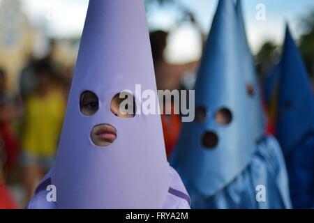 Gekleidet als mit Kapuze Farricocos Kinder nehmen an einer religiösen Prozession, bekannt als die Prozession Fackeln in der Karwoche 23. März 2016 in Goias, Brasilien. Die Prozession symbolisiert die Suche und die Verhaftung von Christus und die Farricocos stellen die römischen Soldaten. Stockfoto