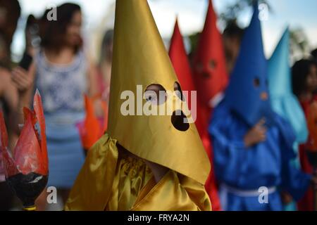 Gekleidet als mit Kapuze Farricocos Kinder nehmen an einer religiösen Prozession, bekannt als die Prozession Fackeln in der Karwoche 23. März 2016 in Goias, Brasilien. Die Prozession symbolisiert die Suche und die Verhaftung von Christus und die Farricocos stellen die römischen Soldaten. Stockfoto