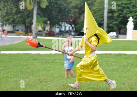 Gekleidet als mit Kapuze Farricocos Kinder nehmen an einer religiösen Prozession, bekannt als die Prozession Fackeln in der Karwoche 23. März 2016 in Goias, Brasilien. Die Prozession symbolisiert die Suche und die Verhaftung von Christus und die Farricocos stellen die römischen Soldaten. Stockfoto