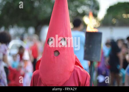 Gekleidet als mit Kapuze Farricocos Kinder nehmen an einer religiösen Prozession, bekannt als die Prozession Fackeln in der Karwoche 23. März 2016 in Goias, Brasilien. Die Prozession symbolisiert die Suche und die Verhaftung von Christus und die Farricocos stellen die römischen Soldaten. Stockfoto