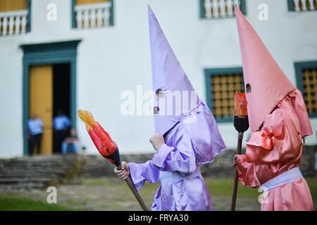 Gekleidet als mit Kapuze Farricocos Kinder nehmen an einer religiösen Prozession, bekannt als die Prozession Fackeln in der Karwoche 23. März 2016 in Goias, Brasilien. Die Prozession symbolisiert die Suche und die Verhaftung von Christus und die Farricocos stellen die römischen Soldaten. Stockfoto